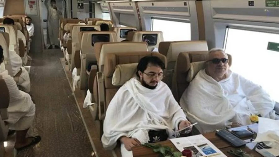 قطار الحرمين السريع: خدمة نقل ضيوف الرحمن من مطار الملك عبدالعزيز إلى مكة المكرمة كل ساعة. قطار الحرمين السريع: خدمة نقل ضيوف الرحمن من مطار الملك عبدالعزيز إلى مكة المكرمة كل ساعة.