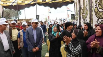 تعزيز المجتمعات الريفية.. محافظ المنيا يحتفل بمزارعي المدرسة الحقلية في منشأة المغالقة