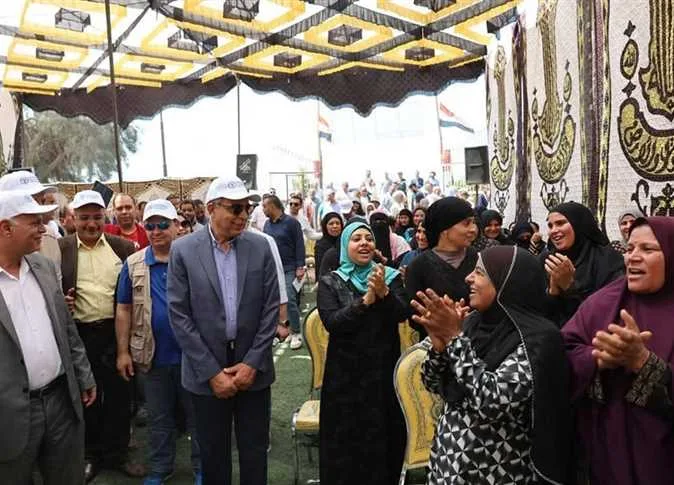 تعزيز المجتمعات الريفية.. محافظ المنيا يحتفل بمزارعي المدرسة الحقلية في منشأة المغالقة تعزيز المجتمعات الريفية.. محافظ المنيا يحتفل بمزارعي المدرسة الحقلية في منشأة المغالقة