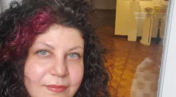 فنانة من دمشق تشارك قصتها مع الهجرة وكيف دمجت بين الفن التشكيلي والهندسة (حوار)