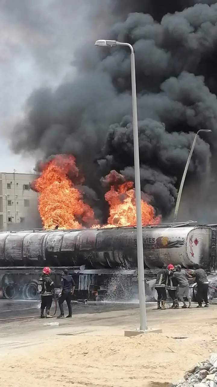 رئيس جهاز العاشر يزور سائقًا مصابًا نتيجة حريق في محطة الوقود للاطمئنان عليه