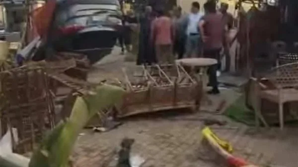 سائق يدهس كافيه بسيارته في 6 أكتوبر ويصيب 4 أشخاص | صور