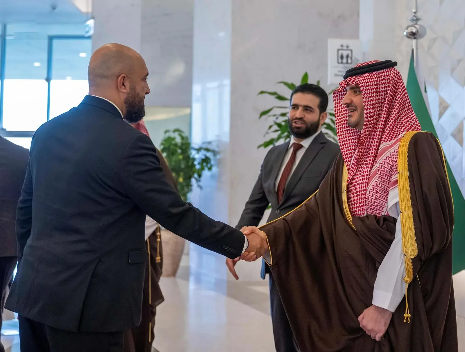 وزير الداخلية يناقش تطوير التعاون الأمني مع الوزير السوري وزير الداخلية يناقش تطوير التعاون الأمني مع الوزير السوري