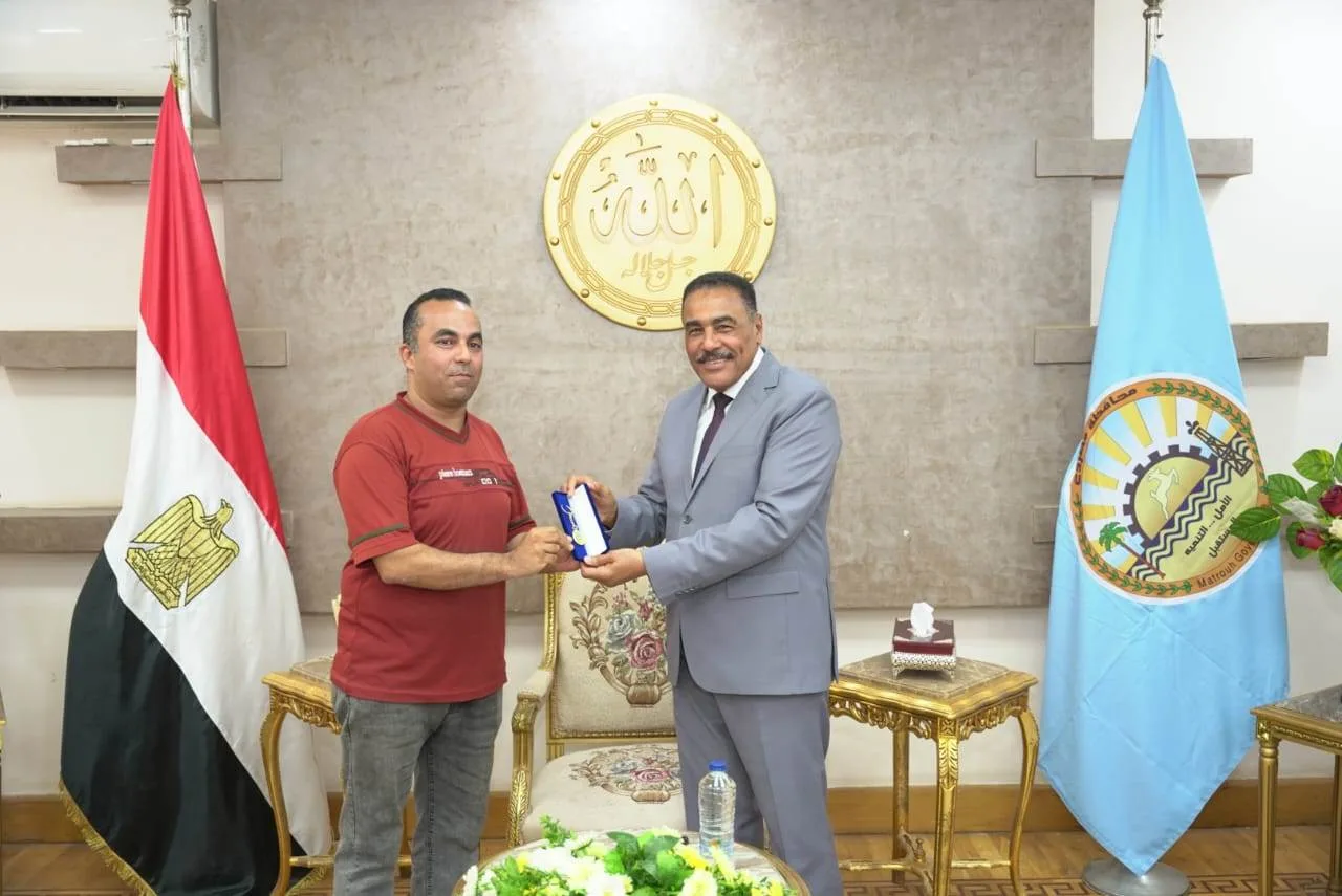 درع تكريمي للإعلاميين والصحفيين مُقدم كهدية للمحافظ لواء خالد شعيب درع تكريمي للإعلاميين والصحفيين مُقدم كهدية للمحافظ لواء خالد شعيب