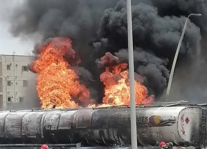 رئيس جهاز العاشر يعبر عن طمأنينته بشأن حال السائق المصاب في حادث احتراق السيارة المحملة بالوقود