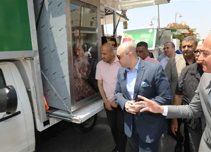 لحوم بأسعار مخفضة استعدادًا لعيد الأضحى.. شاحنات السلع الأساسية تجوب مراكز بني سويف