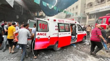 الهلال الأحمر ينقل المصابين والطاقم الطبي من مستشفى الإندونيسي في شمال غزة