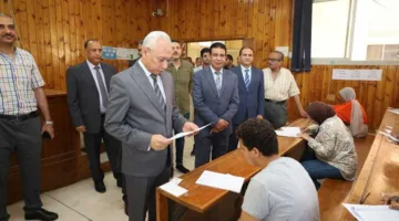 رئيس جامعة المنيا يتابع سير الامتحانات في كليتي العلوم والزراعة بجولاته التفقدية.