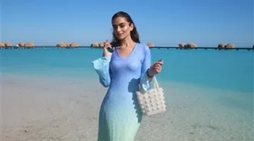 بأناقة رقيقة وسعر غير متوقع… ملك أحمد زاهر تتألق بفستان ‘نسيم البحر’
