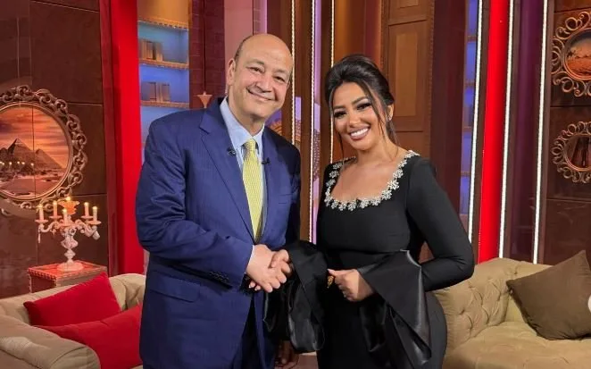 برفقة عمرو أديب، رحمة محسن تشارك صورتها من برنامج «الحكاية»