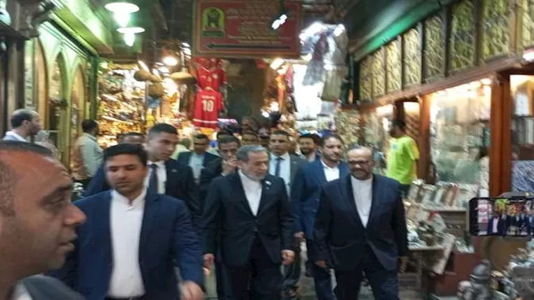 بالفيديو والصور: وزير الخارجية الإيراني يتجول في خان الخليلي ويؤدي صلاة المغرب في مسجد الحسين بالفيديو والصور: وزير الخارجية الإيراني يتجول في خان الخليلي ويؤدي صلاة المغرب في مسجد الحسين