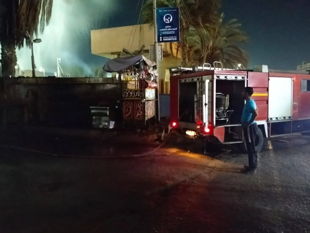 إخماد حريق اندلع في نخل قرب مستودع لمشروبات غازية في قليوب.. صور