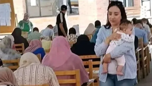 في لحظة إنسانية مؤثرة.. أستاذة جامعية تحمل طفلة رضيعة أثناء امتحان طالبتها في بورسعيد