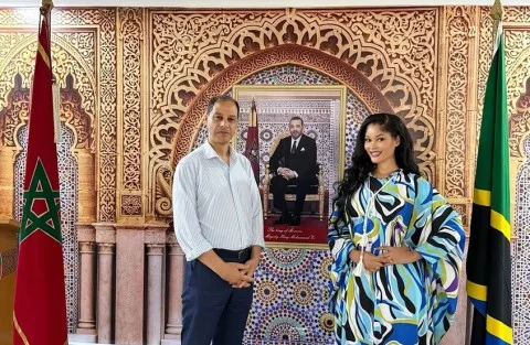 زوجة عزيز تُبهر جمهور الوداد المغربي بإطلالة جذابة (صور)