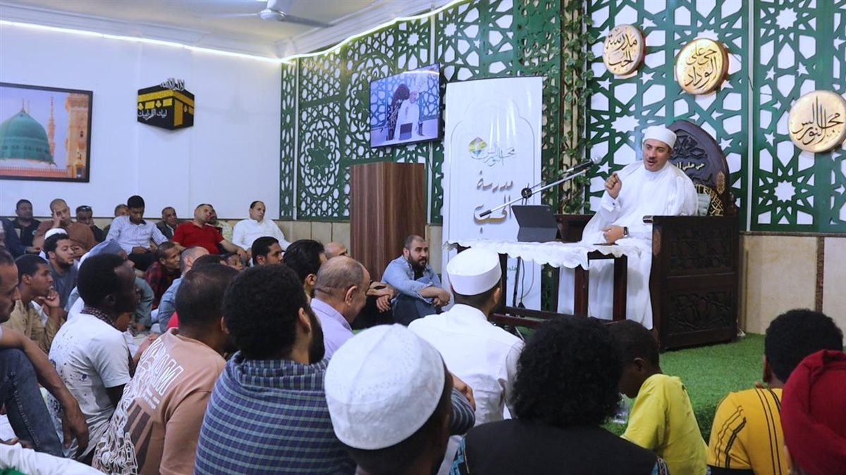الداعية جابر بغدادي خلال مشاركته بمجالس النور بالحسين 