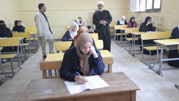 اليوم الأخير قبل عطلة العيد: طلاب الثانوية الأزهرية يجرون امتحان الفقه في الشعبة العلمية اليوم الأخير قبل عطلة العيد: طلاب الثانوية الأزهرية يجرون امتحان الفقه في الشعبة العلمية