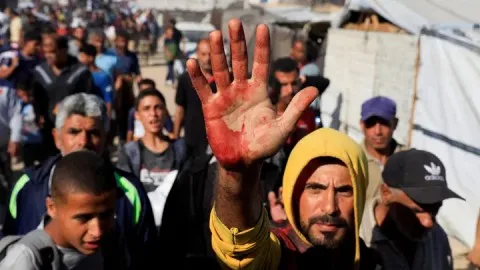 “ركضنا بحثًا عن الطعام فخرجت أحشاء أخي” .. شهادات صادمة عن المجازر الإسرائيلية المروعة التي ارتكبت ضد “الجوعى” في جنوب قطاع غزة.