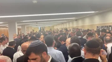 خبير في الشؤون الإسرائيلية: ملايين عاشوا لحظات من الرعب مع انطلاق صفارات الإنذار في تل أبيب