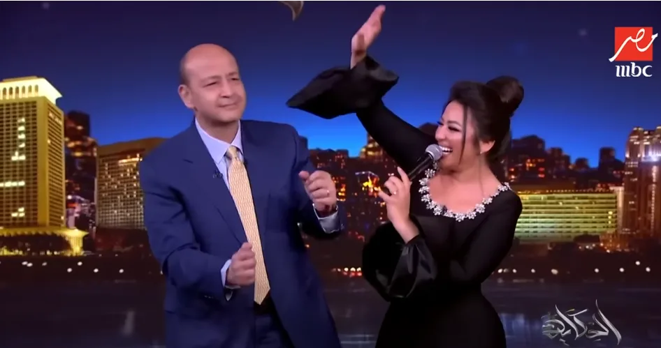 عمرو أديب يقدم عرضاً غنائياً ورقصاً مع الفنانة رحمة .. اكتشف الفيديو!
