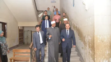 حظر دخول الهواتف المحمولة.. محافظ أسيوط يزور امتحانات الثانوية الأزهرية في معهد فؤاد الأول