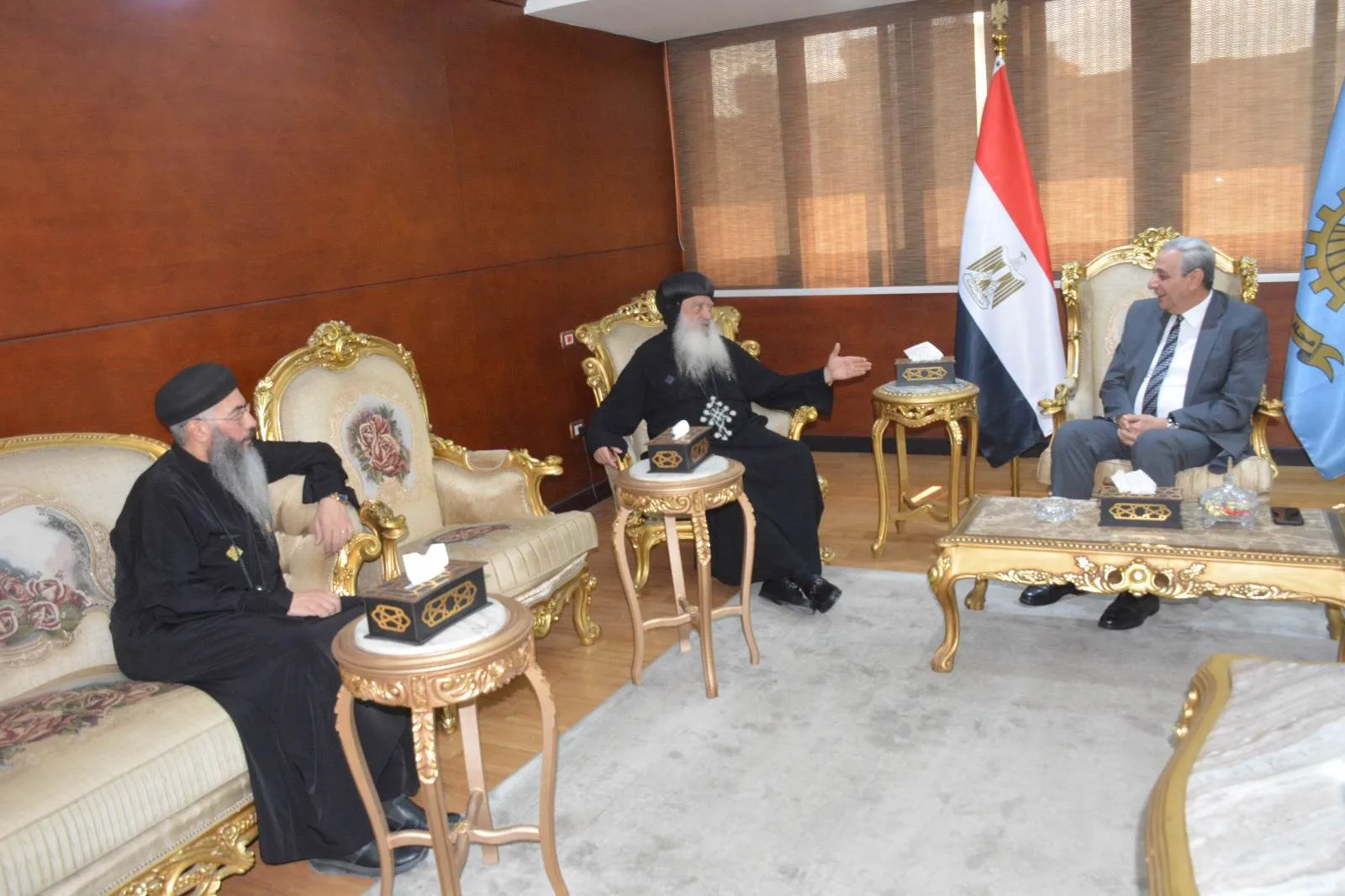 صور: محافظ الغربية يلتقي الأنبا بولا ويؤكد أن أعياد المصريين تمثل رمزًا للوحدة الوطنية