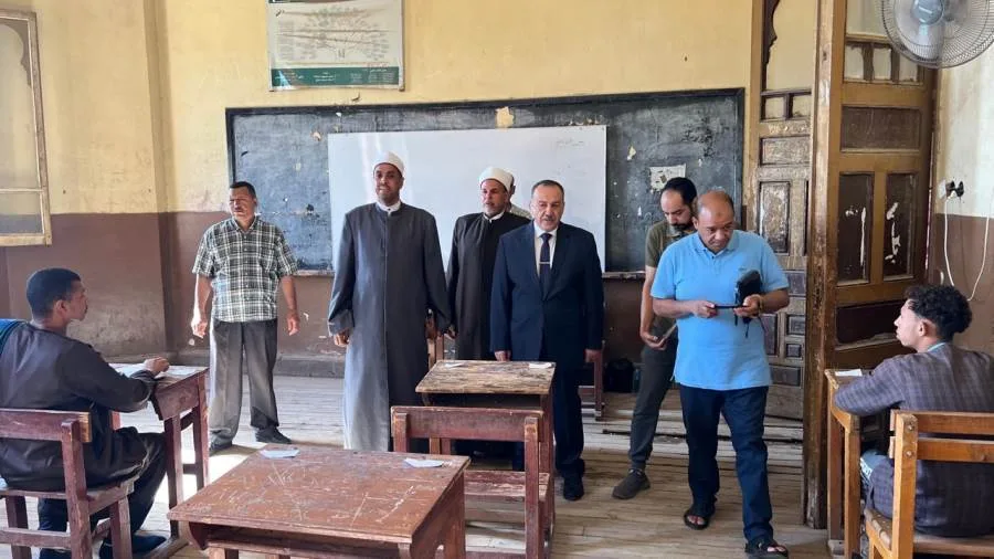 محافظ أسيوط يقوم بجولة للاطلاع على امتحانات الثانوية الأزهرية في معهد فؤاد الأول ويتابع سير انتظام اللجان. محافظ أسيوط يقوم بجولة للاطلاع على امتحانات الثانوية الأزهرية في معهد فؤاد الأول ويتابع سير انتظام اللجان.