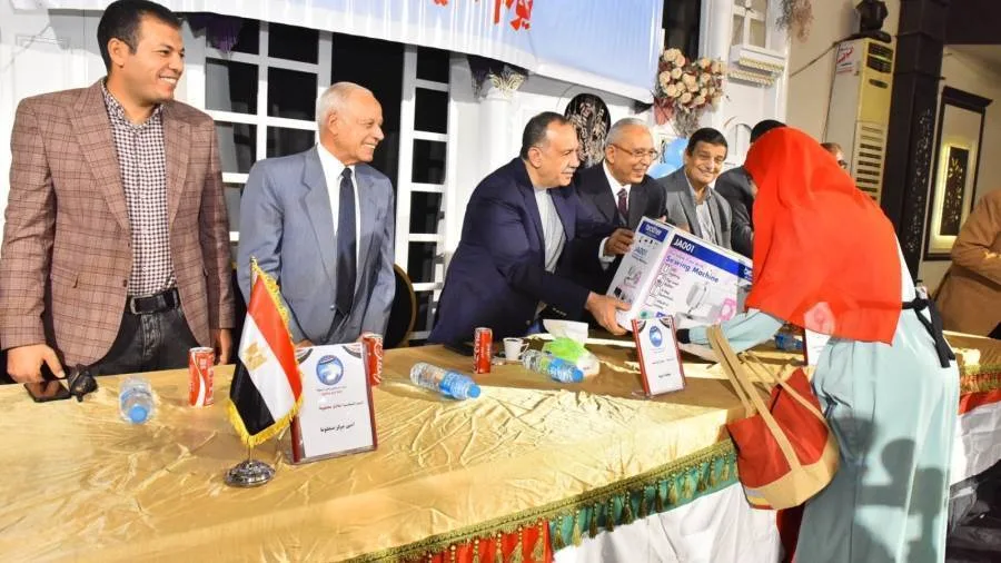 محافظ أسيوط يشارك في احتفال كبير لتوزيع “هدية الرئيس” للأيتام وعائلاتهم في منفلوط وتكريم 32 من الشباب المتميزين. محافظ أسيوط يشارك في احتفال كبير لتوزيع “هدية الرئيس” للأيتام وعائلاتهم في منفلوط وتكريم 32 من الشباب المتميزين.