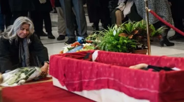سيدة تُبعَث من جديد في تابوتها