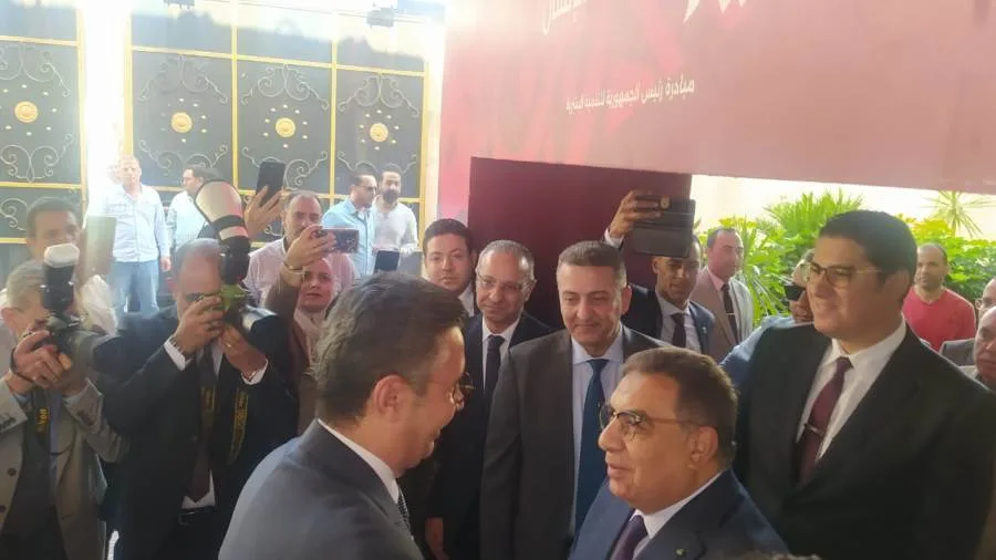 محافظ الدقهلية يلتقي وزير التموين لزيارة بعض المنشآت التموينية. محافظ الدقهلية يلتقي وزير التموين لزيارة بعض المنشآت التموينية.