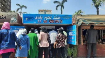 ازدحام المواطنين في مراكز وزارة الزراعة لشراء لحوم عيد الأضحى