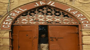 أضخم حوادث الهروب: 200 سجين باكستاني يم escape