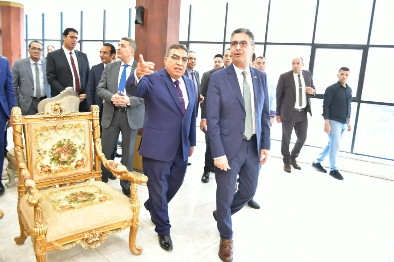 محافظ الدقهلية يرحب بوزير التموين خلال زيارته لتفقد عدة مشروعات في المحافظة محافظ الدقهلية يرحب بوزير التموين خلال زيارته لتفقد عدة مشروعات في المحافظة