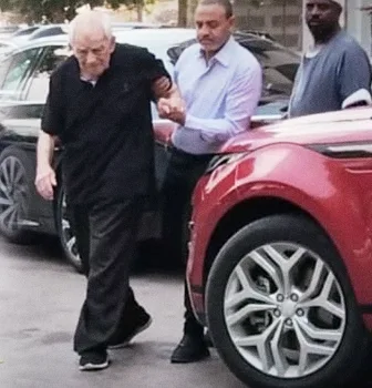 أول الوافدين إلى منزل سميحة أيوب: رشوان توفيق يودع شريكة الحياة (صور) أول الوافدين إلى منزل سميحة أيوب: رشوان توفيق يودع شريكة الحياة (صور)