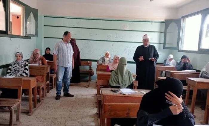 مدير منطقة القليوبية الأزهرية يقوم بزيارة لجان امتحانات الثانوية الأزهرية في لجنة الفتيات بالقناطر الخيرية. مدير منطقة القليوبية الأزهرية يقوم بزيارة لجان امتحانات الثانوية الأزهرية في لجنة الفتيات بالقناطر الخيرية.