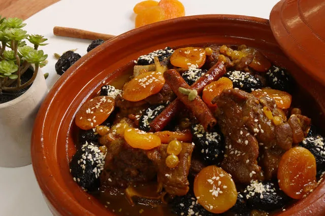في عيد الأضحى.. أبهري ضيوفك بطاجن اللحم المغربي بالبرقوق والعسل في عيد الأضحى.. أبهري ضيوفك بطاجن اللحم المغربي بالبرقوق والعسل