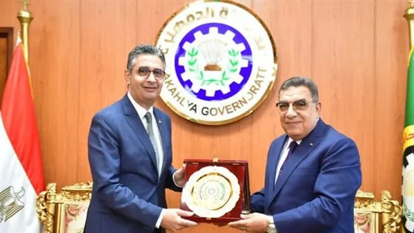 محافظ الدقهلية يرحب بوزير التموين في مكتبه خلال بداية زيارته لمجموعة من المشاريع محافظ الدقهلية يرحب بوزير التموين في مكتبه خلال بداية زيارته لمجموعة من المشاريع