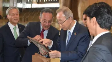 الأمين العام السابق للأمم المتحدة يقوم بزيارة المتحف المصري الكبير (تفاصيل)