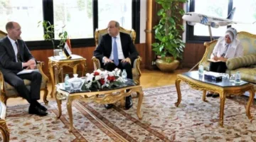وزير الطيران المدني يتحدث مع مسؤولين من البنك الأوروبي لإعادة الإعمار والتنمية