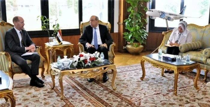 وزير الطيران المدني يتحدث مع مسؤولين من البنك الأوروبي لإعادة الإعمار والتنمية وزير الطيران المدني يتحدث مع مسؤولين من البنك الأوروبي لإعادة الإعمار والتنمية