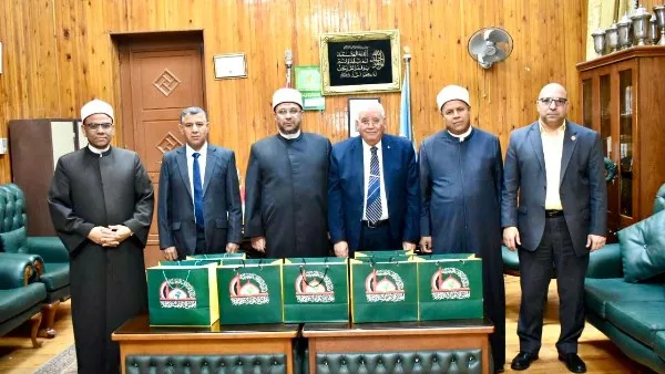 أمين عام الشؤون الإسلامية يمنح كلية الشريعة والقانون مجموعة من الكتب المترجمة أمين عام الشؤون الإسلامية يمنح كلية الشريعة والقانون مجموعة من الكتب المترجمة