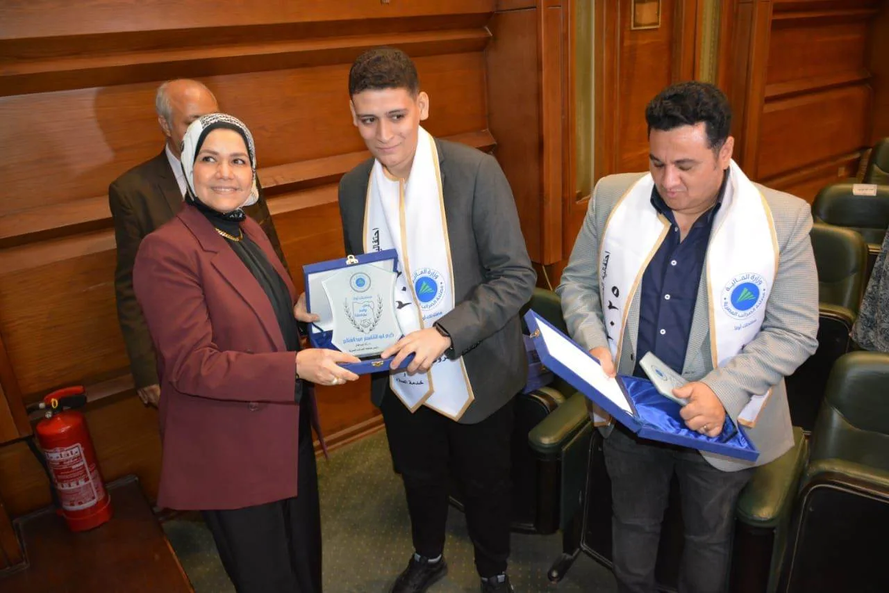 إدارة الضرائب تكرم الموظفين الفائزين في المسابقات الدينية تعزيزًا للوحدة الوطنية إدارة الضرائب تكرم الموظفين الفائزين في المسابقات الدينية تعزيزًا للوحدة الوطنية