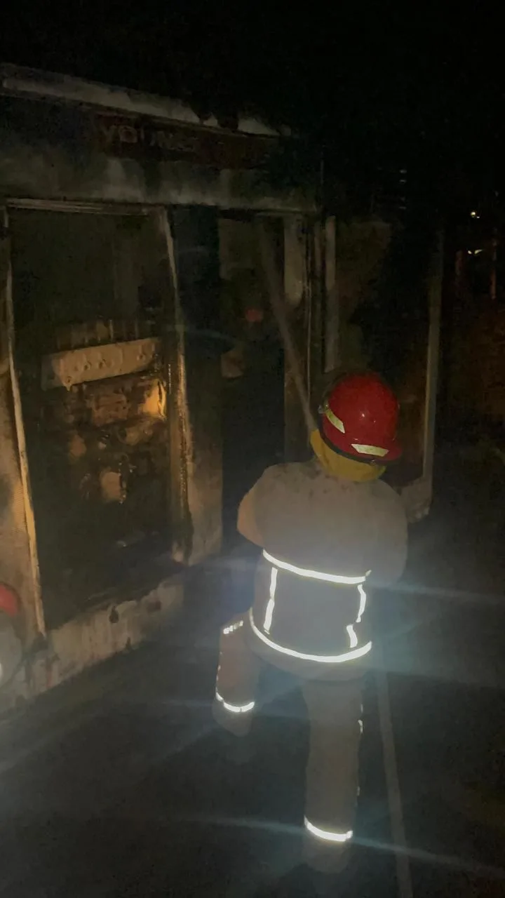 بالصور.. أشخاص مجهولون يضرمون النيران في محطة مياه دير الزهراني بالصور.. أشخاص مجهولون يضرمون النيران في محطة مياه دير الزهراني
