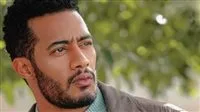 الفنان محمد رمضان يُبرّئ نفسه من اتهام إهانة العلم المصري.