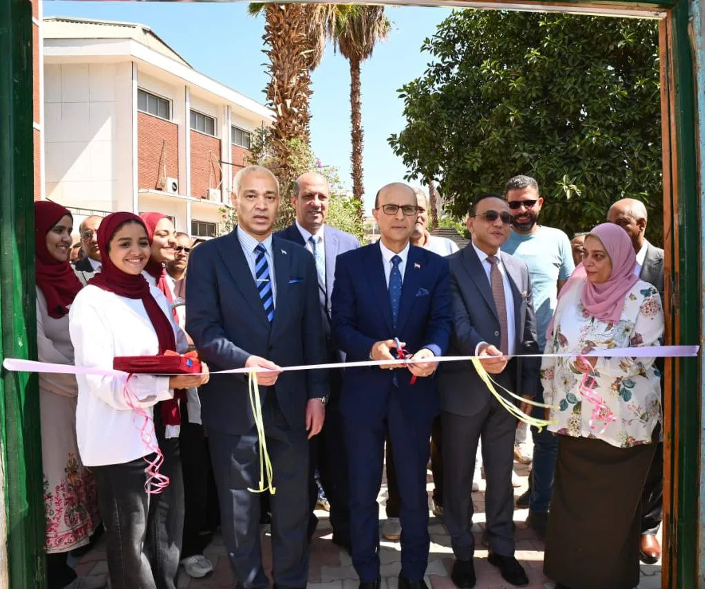 رئيس جامعة أسيوط يدشن مشاريع التطوير والبناء الجديدة في كلية التمريض رئيس جامعة أسيوط يدشن مشاريع التطوير والبناء الجديدة في كلية التمريض
