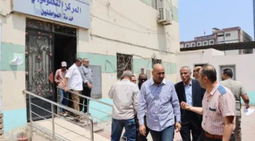 سكرتير بني سويف يراقب سير العمل على ملف التصالح في المركز التكنولوجي ببني سويف.