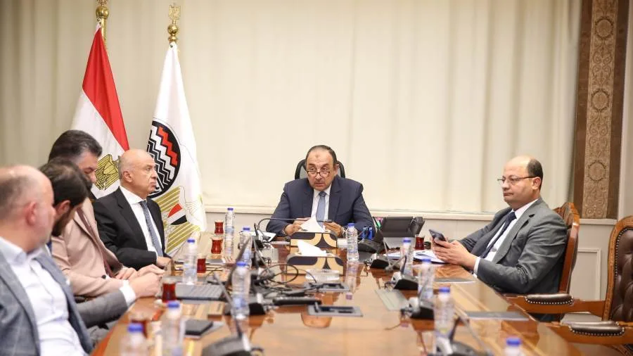 وزير قطاع الأعمال يجتمع مع وفد “باور إنترناشيونال القابضة” لاستكشاف آفاق التعاون والشراكة الاستثمارية. وزير قطاع الأعمال يجتمع مع وفد “باور إنترناشيونال القابضة” لاستكشاف آفاق التعاون والشراكة الاستثمارية.