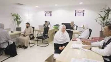 غرفة عمليات بعثة حج القرعة تستعرض أرقام الاتصال للاطمئنان على الحجاج