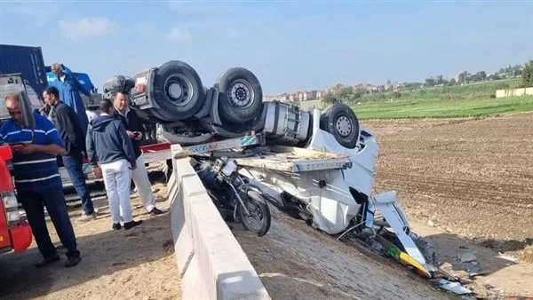 مقتل 3 وإصابة 2 نتيجة انقلاب سيارة في أكتوبر مقتل 3 وإصابة 2 نتيجة انقلاب سيارة في أكتوبر