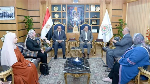 تكريم رئيس جامعة المنصورة لطالبتين من كلية التربية للطفولة المبكرة تقديراً لتميزهما تكريم رئيس جامعة المنصورة لطالبتين من كلية التربية للطفولة المبكرة تقديراً لتميزهما
