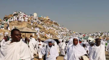 السلطات السعودية تُوصي الحجاج بالبقاء في الخيام خلال ذروة يوم عرفة.